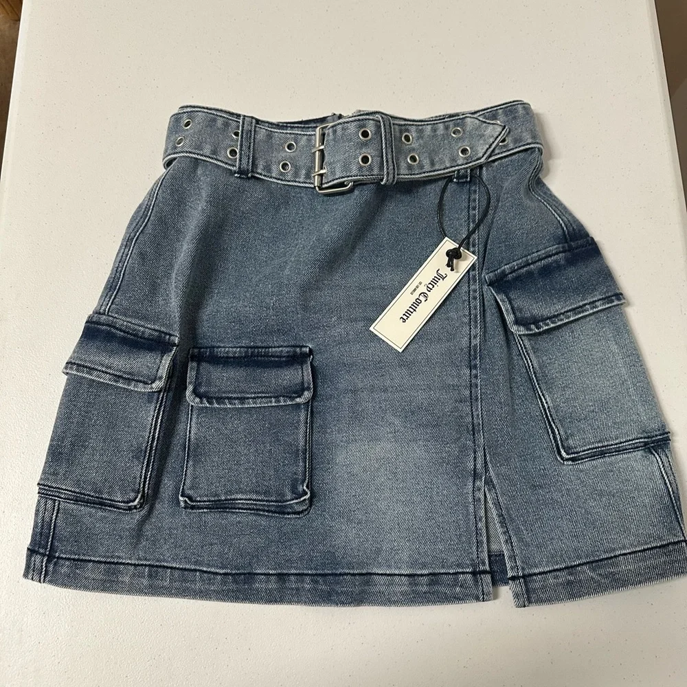Juicy Couture Denim Medium Wash Cargo
Mini Skirt Size 32 NWT - Picture 2 of 9
